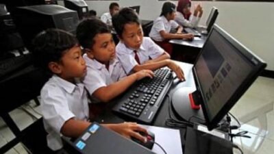 Pengaruh Teknologi terhadap Komunikasi, Pendidikan, dan Industri