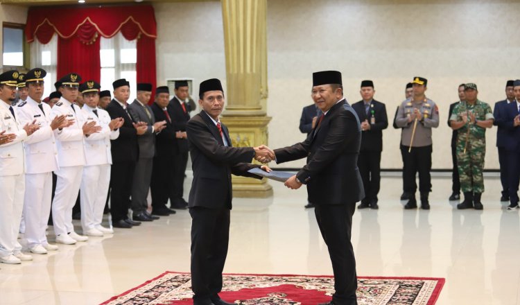 Bupati Jember, Hendy Siswanto, berjabat tangan dengan Sekda Hadi Sasmito, dalam prosesi pelantikan, Jumat (28/7/2023). (Foto: Diskominfo Jember)