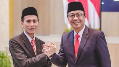 Sekretaris Daerah Kabupaten Jember, Hadi Sasmito (kiri) bersama mantan Pj Sekda Arief Tjahjono usai pelantikan, Jumat (28/7/2023). (Foto: Diskominfo Jember)