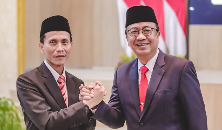 Sekretaris Daerah Kabupaten Jember, Hadi Sasmito (kiri) bersama mantan Pj Sekda Arief Tjahjono usai pelantikan, Jumat (28/7/2023). (Foto: Diskominfo Jember)