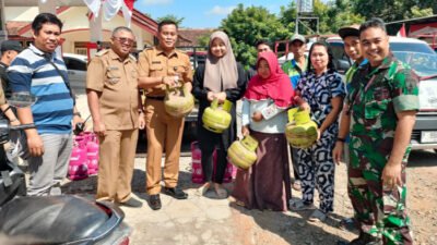 Kepala Disperindag Jember, Bambang Saputro, dalam kegiatan operasi pasar murah, Selasa (8/8/2023). (Foto: Diskominfo Jember)