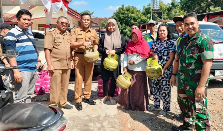 Kepala Disperindag Jember, Bambang Saputro, dalam kegiatan operasi pasar murah, Selasa (8/8/2023). (Foto: Diskominfo Jember)
