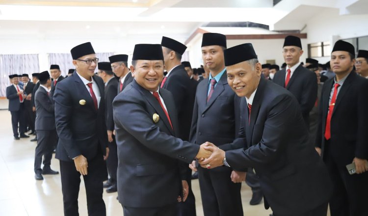 Bupati Jember, Hendy Siswanto, berjabat tangan dengan ASN di jabatan baru, Jumat (11/8/2023). (Foto: Diskominfo Jember)