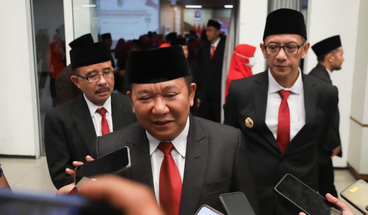 Bupati Jember, Hendy Siswanto, saat diwawancarai awak media usai melantik dan mengukuhkan 314 orang pejabat eselon II, III dan IV, Jumat (11/8/2023). (Foto: Diskominfo Jember)