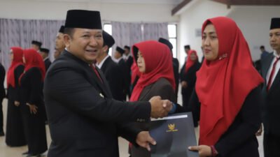 Bupati Jember, Hendy Siswanto, menyerahkan SK Mutasi kepada salah seorang ASN, Jumat (18/8/2023). (Foto: Diskominfo Jember)