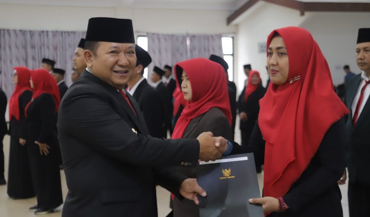 Bupati Jember, Hendy Siswanto, menyerahkan SK Mutasi kepada salah seorang ASN, Jumat (18/8/2023). (Foto: Diskominfo Jember)