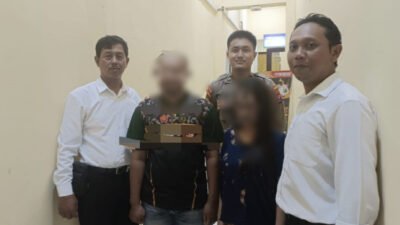Pasutri pengedar narkoba saat di Mapolres Jember, Minggu (20/8/2023). (Foto: Humas Polres Jember)