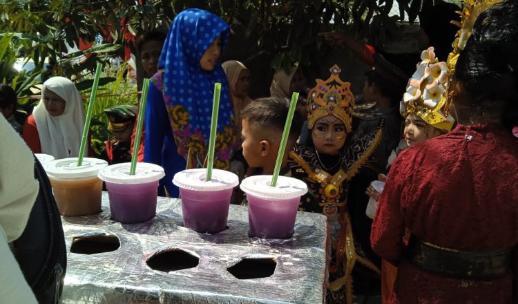 Pedagang Es Cup dalam karnaval di Desa Suren. (Foto: Teamwork)