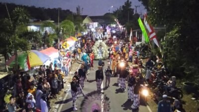 Peserta Membeludak, Karnaval Desa Suren Jember Jadi Lautan Manusia