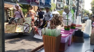Penjual Es Blender yang berjejer di samping jalan rute karnaval Desa Tegalrejo. (Foto: Teamwork)