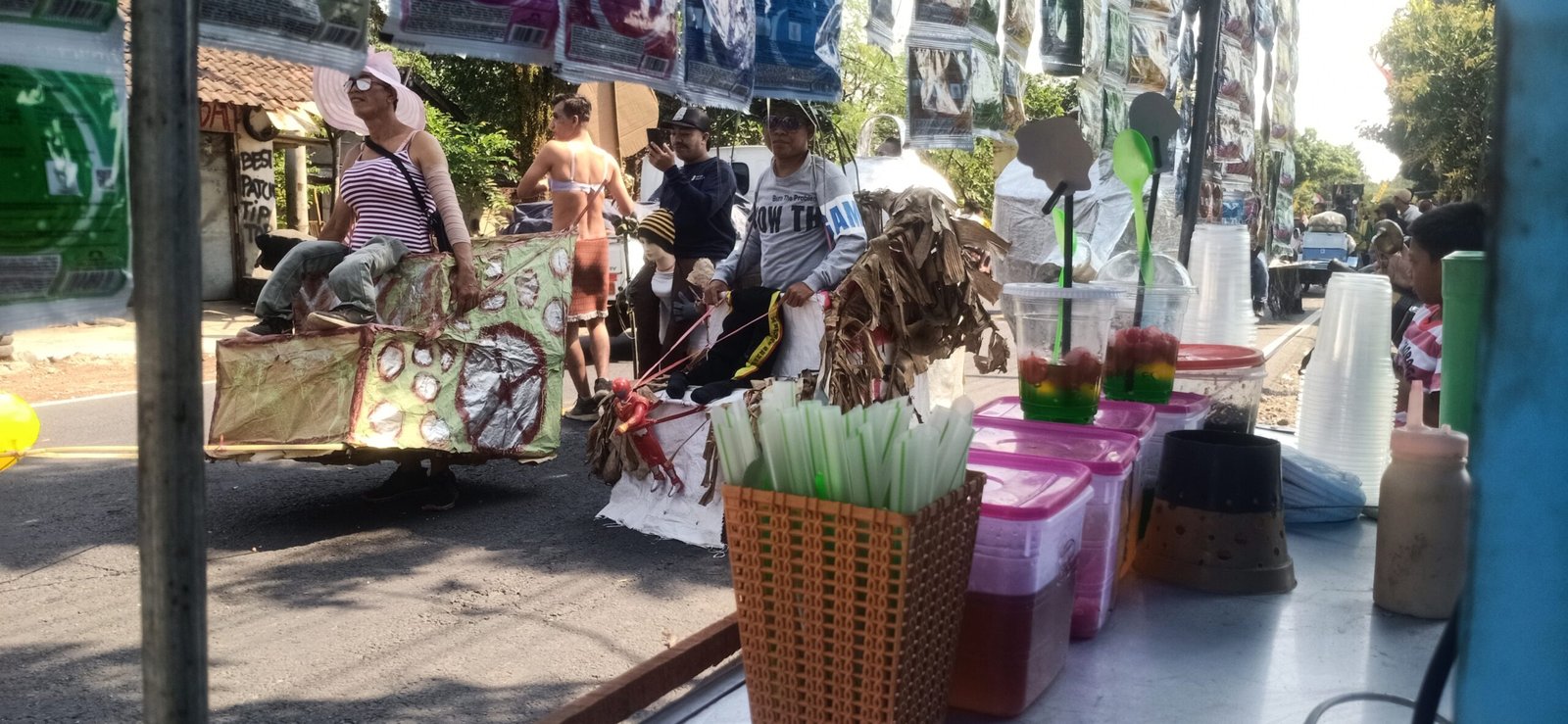 Penjual Es Blender yang berjejer di samping jalan rute karnaval Desa Tegalrejo. (Foto: Teamwork)