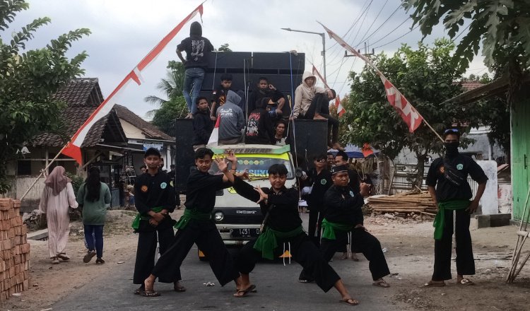 Pendekar perguruan Pagar Nusa berpose dalam karnaval budaya di Desa Lampeji. (Foto: Zainul Hasan)