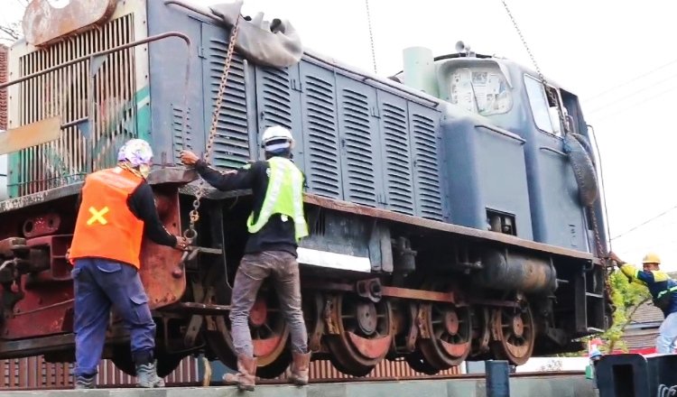 Pemasangan lokomotif KAI Daop 9 Jember