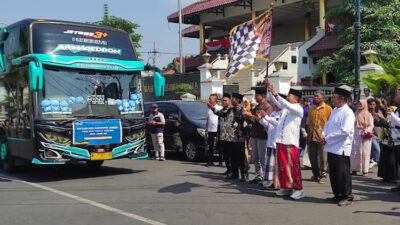 Bupati Jember, Hendy Siswanto, melepas keberangkatan Kafilah MTQ Jember. (Foto: Teamwork)