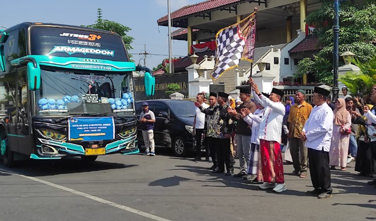 Bupati Jember, Hendy Siswanto, melepas keberangkatan Kafilah MTQ Jember. (Foto: Teamwork)