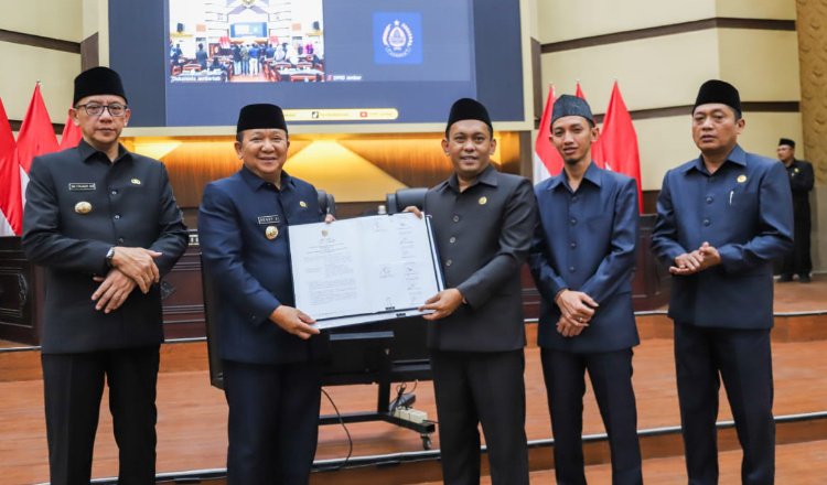 Bupati Jember, Hendy Siswanto, dan Ketua DPRD Jember, Itqon Shauqi, menunjukkan P-APBD TA 2023 yang telah ditandatangani, Jumat (29/9/2023). (Foto: Diskominfo Jember)