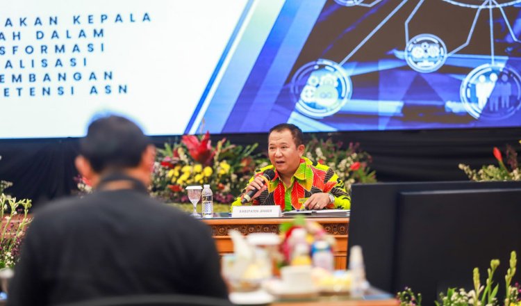 Bupati Jember, Hendy Siswanto, dalam tes wawancara dan presentasi ASN achievement award 2023 di Surabaya. (Foto: Diskominfo Jember)
