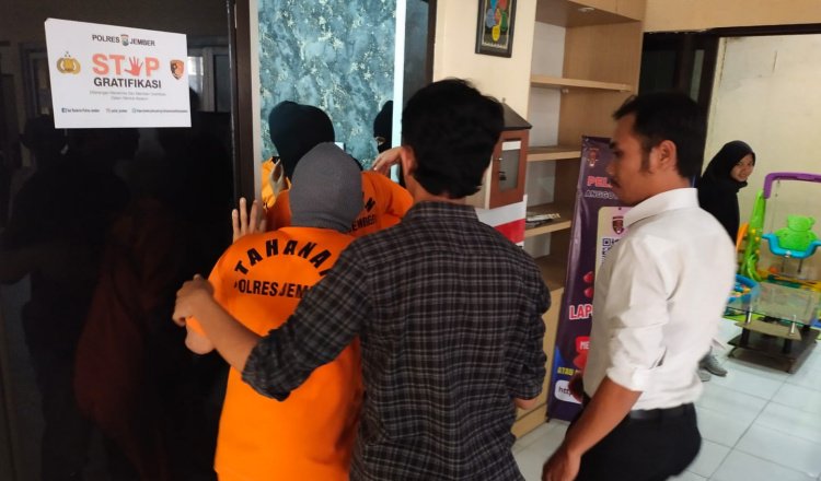 Pelaku saat dibawa kembali ke tahanan usai press conference. (Foto: Humas Polres Jember)