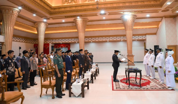 Bupati Jember membacakan sumpah jabatan pada empat Kades PAW, Senin (30/10/2023) malam. (Foto: Diskominfo Jember)