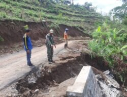 Dilanda Hujan Deras, Plengsengan Jalan di Arjasa Situbondo Ambruk