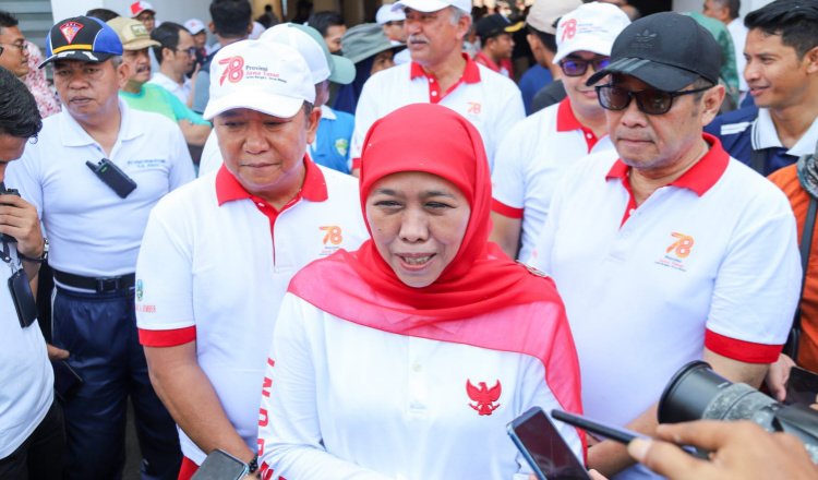 Gubernur Jawa Timur, Khofifah Indar Parawansa, saat diwawancarai awak media usai mengikuti kegiatan jalan sehat di Bakorwil V Jember. (Foto: Diskominfo Jember)