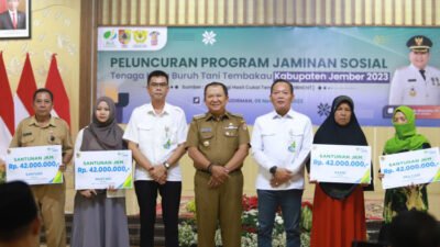 Bupati Jember, Hendy Siswanto, foto bersama Kepala BPJS Naker dan penerima santunan Jamsostek. (Foto: Diskominfo Jember)