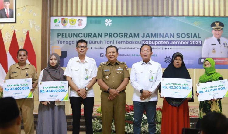 Bupati Jember, Hendy Siswanto, foto bersama Kepala BPJS Naker dan penerima santunan Jamsostek. (Foto: Diskominfo Jember)