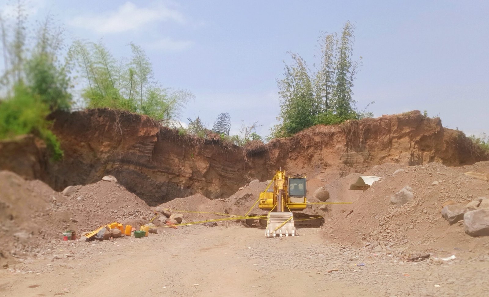 Ekskavator tambang galian C ilegal disegel pakai garis polisi. (Foto: Teamwork)