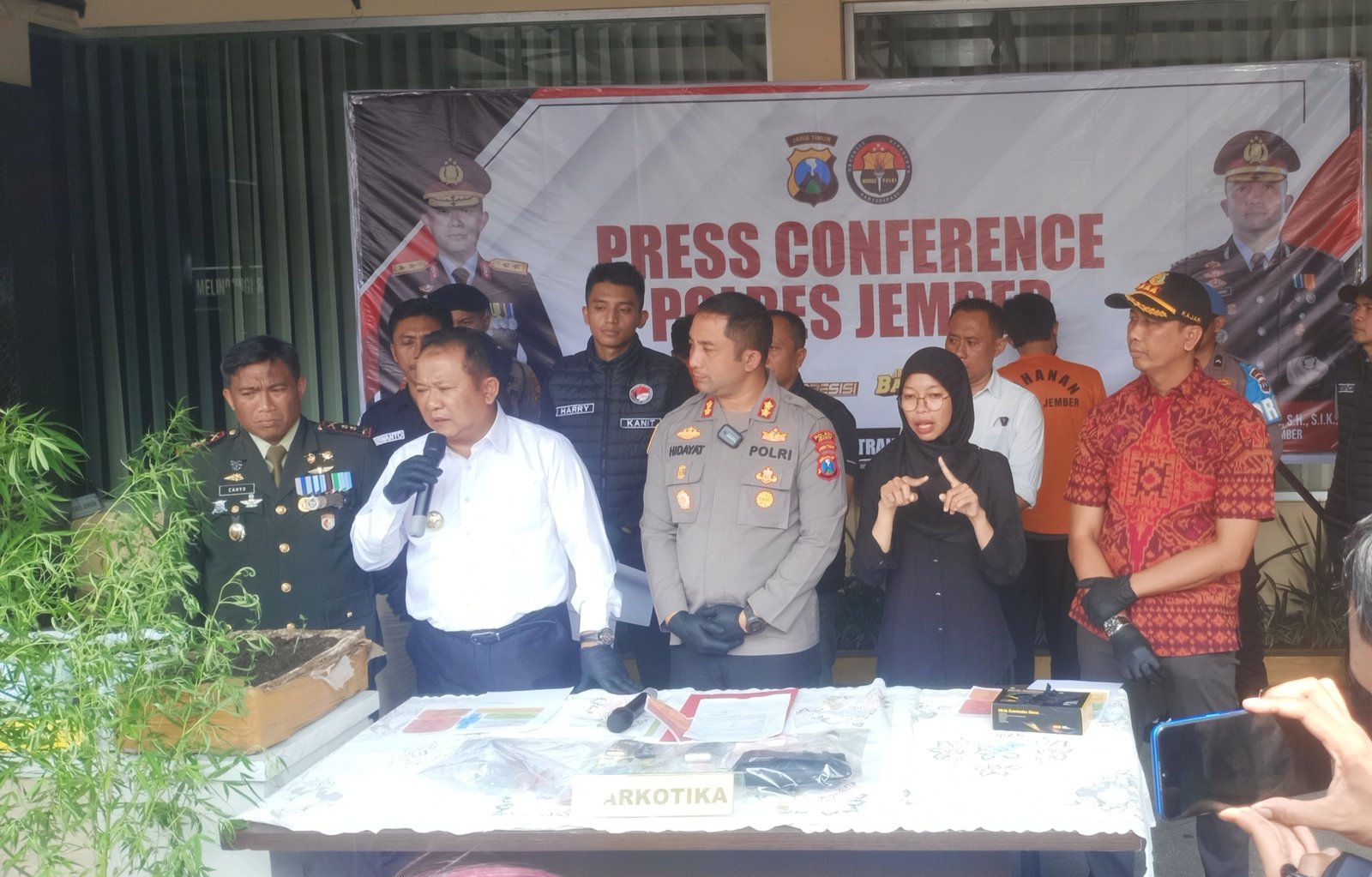 Press conference ungkap kasus tanaman ganja. (Foto: Teamwork)