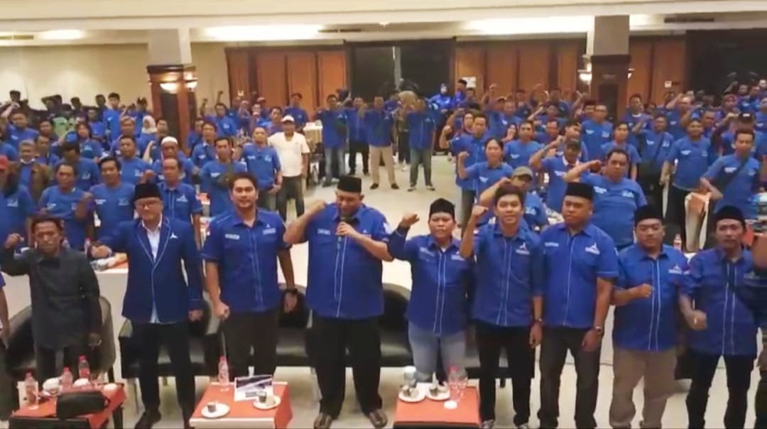 DPC Partai Demokrat Jember dalam acara pelantikan pengurus ranting di tiap-tiap desa se-Kabupaten Jember, Jumat (17/11/2023). (Foto: Istimewa)