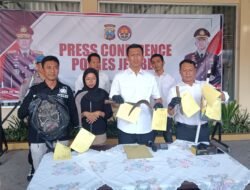 Nekat Bawa Sajam di Jalan Raya, Puluhan Remaja di Jember Ditangkap Polisi