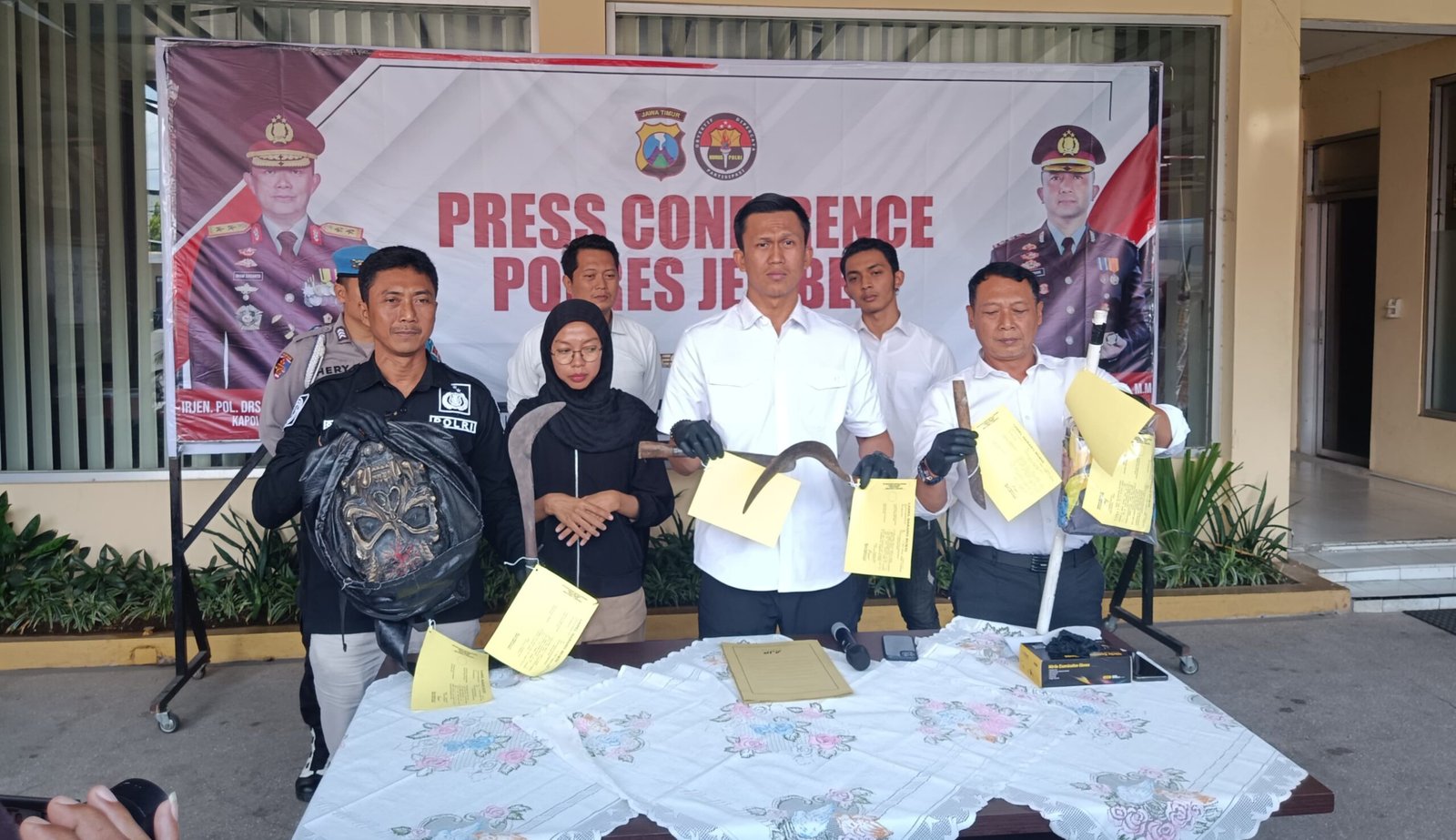 Press konference ungkap kasus remaja pembawa senjata tajam. (Foto: Humas Polres Jember)