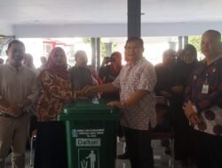 Haji Satib Serahkan Bantuan Composter dan Tempat Sampah di Kelurahan Kebonsari Jember