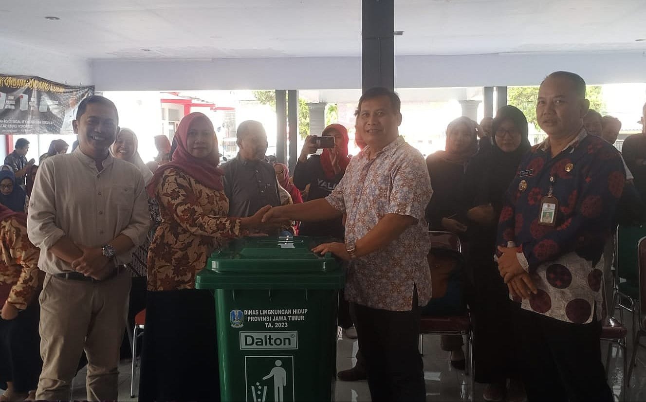 Anggota Komisi D DPRD Jatim, Satib, menyerahkan bantuan tempat sampah di Kelurahan Kebonsari, Kecamatan Sumbersari, Jember. (Foto: Teamwork)