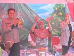 Jumat Berkah Polres Probolinggo Bareng Emak-emak Pedagang di Pantai Bentar