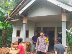 Petir Sambar Atap Rumah Warga di Jember hingga Ambruk