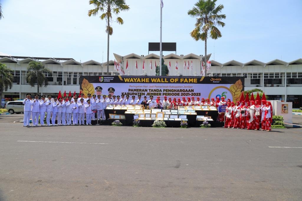 Bupati Jember bersama jajarannya foto bersama usai upacara peringatan hari jadi ke-95 Kabupaten Jember. (Foto: Diskominfo Jember for Brichio.com)