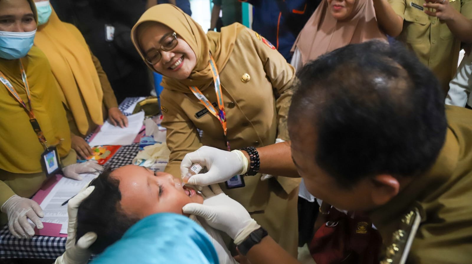 Pemkab Jember memvaksinasi anak-anak. (Foto: Diskominfo Jember)