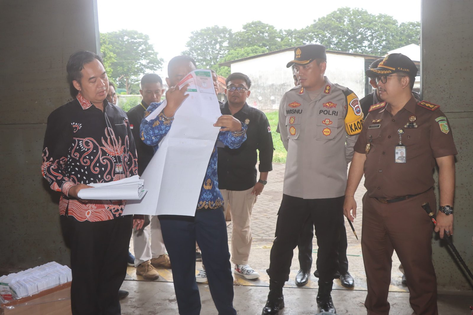 Kapolres dan Forkopimda Probolinggo memantau gudang logistik. (Foto: Humas Polres Probolinggo)