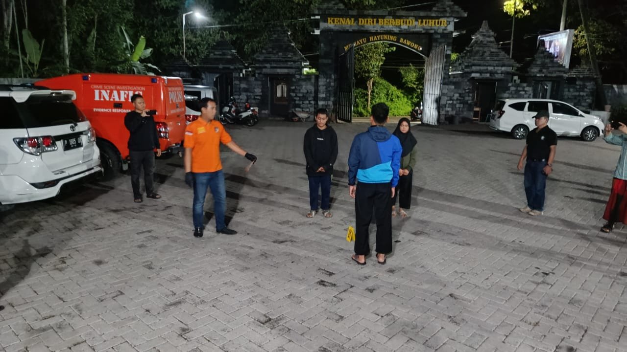 Petugas Kepolisian saat melakukan olah TKP di Padepokan PSHT Sukorambi, Jumat (19/1/2024), malam. (Foto: Istimewa)