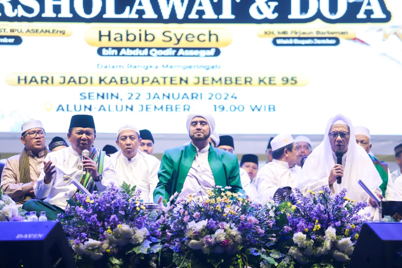 Habib syekh dan Pemkab Jember berselawat dan doa bersama di Alun-alun Jember, Senin (22/1/2024). (Foto: Diskominfo Jember)