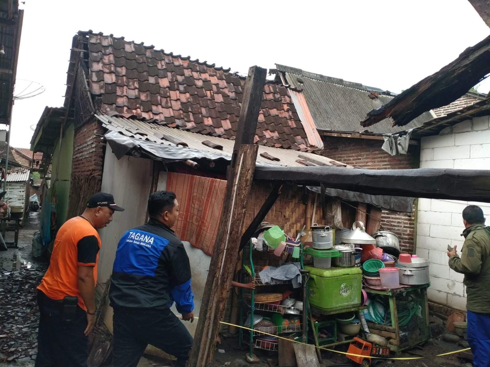 Pusdalops BPBD Situbondo dan Tagana memeriksa dapur warga yang roboh. (Foto: BPBD Situbondo)