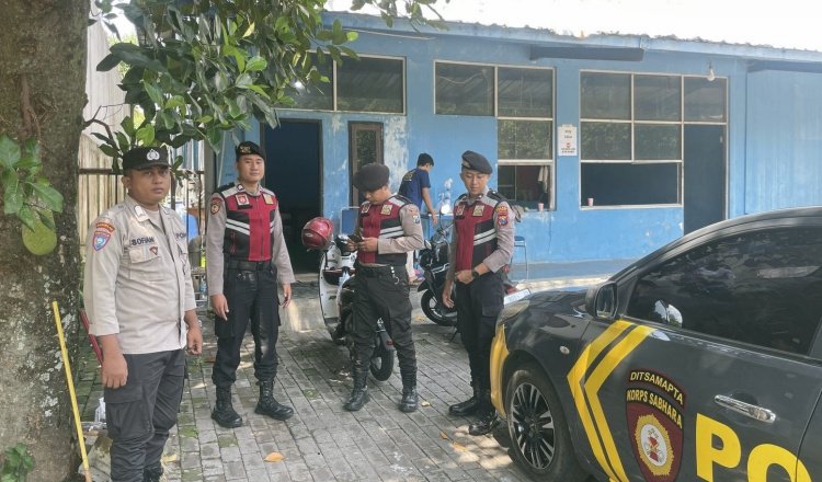 Personel Polres Jember berjaga di gudang logistik KPU, Kamis (4/1/2024). (Foto: Humas Polres Jember)