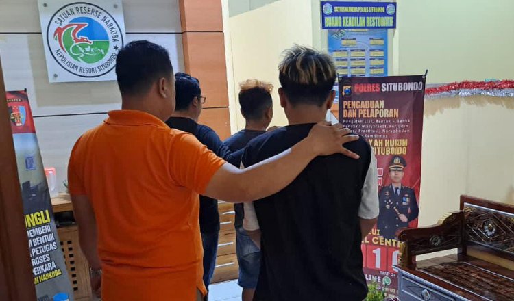 RF dan SA setibanya di Mapolres Situbondo, Selasa (2/1/2024). (Foto: Humas Polres Situbondo)