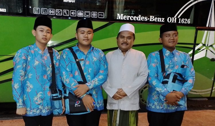 Tiga warga Jember (mengenakan baju warna biru) siap berangkat umrah gratis, Minggu (7/1/2024). (Foto: Diskominfo Jember)