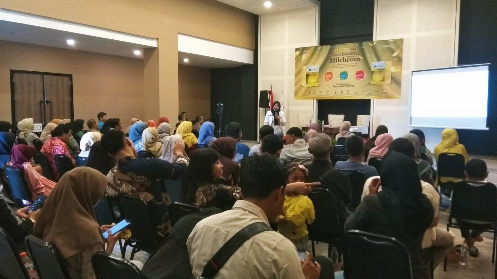 Praktisi Kesehatan, dr Yuke Aulia Novianti, menyampaikan materi seputar diabetes melitus dalam kegiatan launching Vitayang Milchrom. (Foto: Teamwork)