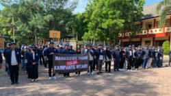 Puluhan peserta KKN Universitas Sunan Bonang deklarasi tolak black campaign di halaman kampus. (Foto: Istimewa)