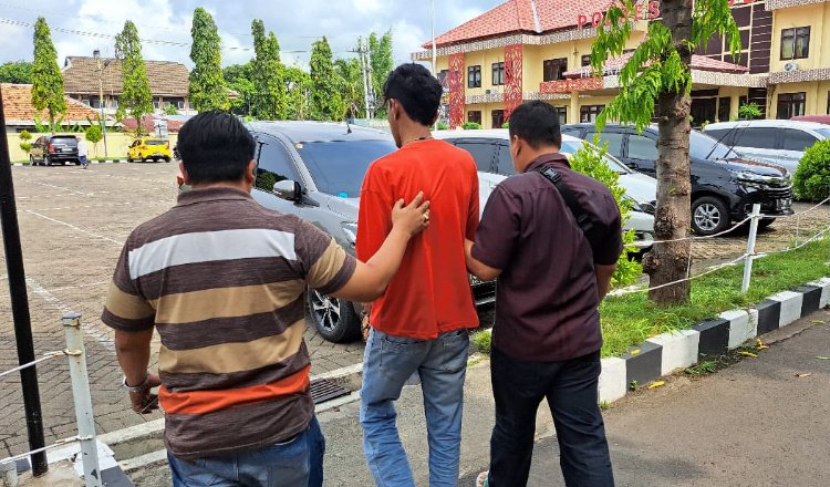 Tersangka (kaos warna merah) saat dibawa ke Mapolres Situbondo. (Foto: Istimewa)