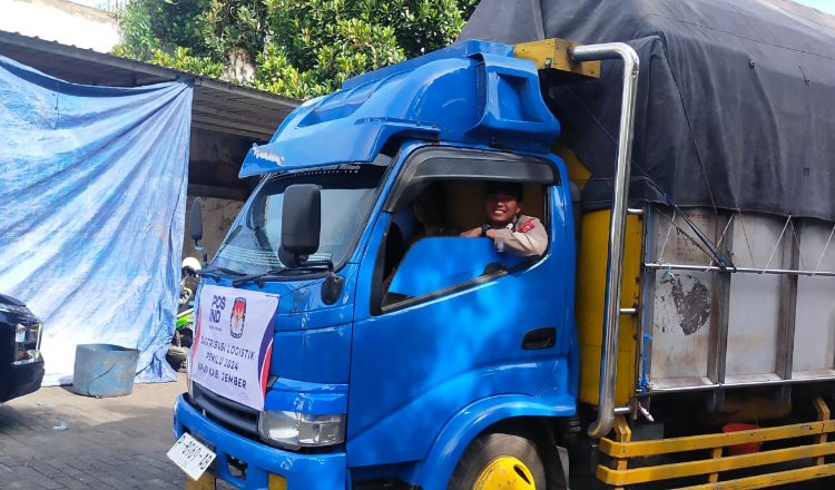 Anggota Polres Jember bersama Truk pengangkut bilik suara, Kamis (25/1/2024). (Foto: Humas Polres Jember)