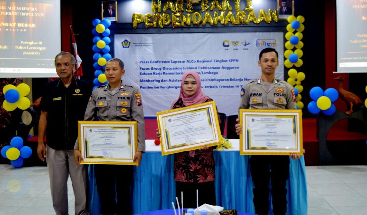 Kepala Seksi Keuangan (Sikeu) menerima penghargaan dari KPPN, Rabu (21/1/2024). (Foto: Humas Polres Bojonegoro)